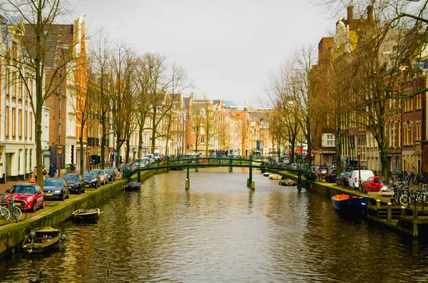 Amsterdam, Nederland, April, 23 2018: Buiten uitzicht op het kanaal van Amsterdam is de hoofdstad en grootste stad van Nederland — Stockfoto
