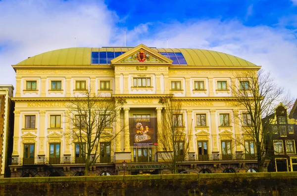 Άμστερνταμ, Ολλανδία, 23 Απριλίου 2018: Εξωτερική όψη του Βασιλικό Θέατρο Carre, η επίσημη θέατρο του Άμστερνταμ — Φωτογραφία Αρχείου