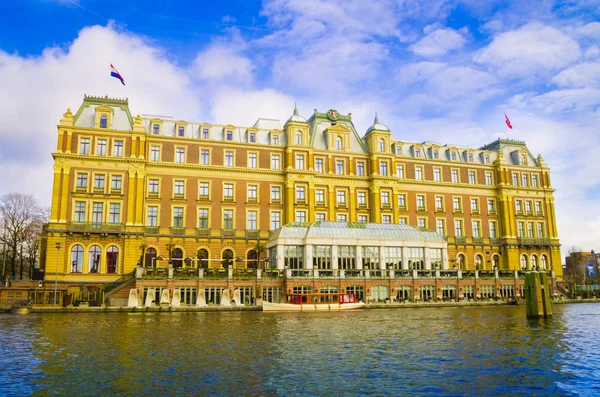 アムステルダム、オランダ、2018 年 4 月 23 日: アムステル ホテル識別アムステル インター コンチネンタル マーク スタイルと美しさ、アムステルの銀行に位置してのピナクル — ストック写真