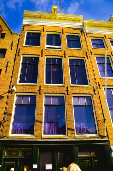 Amsterdam, Nederland, April, 23 2018: Buiten uitzicht op één van de meest populaire attracties in Amsterdam - de Anne Frank House en museum — Stockfoto
