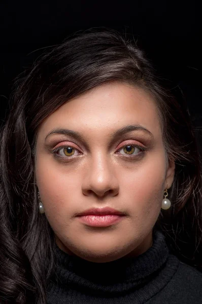 Portret van een jonge vrouw met schone huid op een zwarte achtergrond — Stockfoto