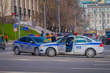 Moskova, Rusya - Nisan, 24, 2018: açık görünümünde polis arabası kırmızı kare üzerinde güneşli bir günde, Rusya'da Moskova