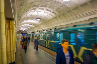 Moskova, Rusya - Nisan, 24, 2018: bulanık insanlar yeraltı tren kalkar Metro Akademicheskaya, Rus metro istasyonu antre, en güzel metro istasyonları