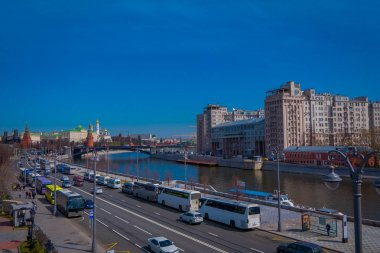 Moskova, Rusya - Nisan, 24, 2018: açık görünümünü yaz Moskova Kremlin ve St Basils Katedrali arka plan ile Kızıl Meydan