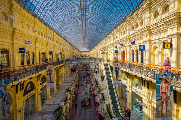 MOSCÚ, RUSIA - 24 DE ABRIL DE 2018: Dentro de la famosa Goma de mascar la gran tienda en la parte Kitai-gorod de Moscú frente a la Plaza Roja. Actualmente es un centro comercial — Foto de Stock