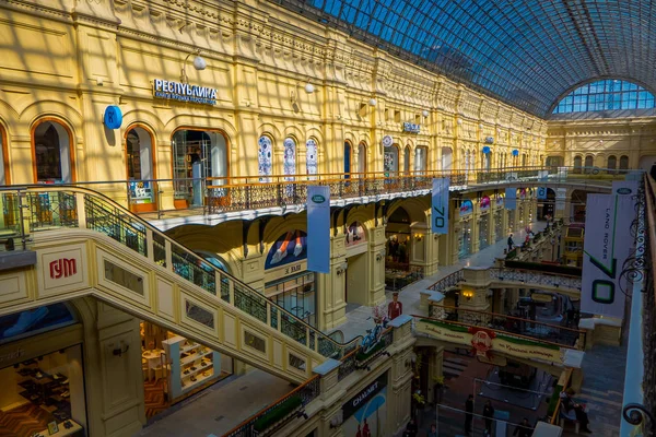 MOSCÚ, RUSIA - 24 DE ABRIL DE 2018: Dentro de la famosa Goma de mascar la gran tienda en la parte Kitai-gorod de Moscú frente a la Plaza Roja. Actualmente es un centro comercial — Foto de Stock