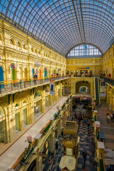 MOSCÚ, RUSIA - 24 DE ABRIL DE 2018: Dentro de la famosa Goma de mascar la gran tienda en la parte Kitai-gorod de Moscú frente a la Plaza Roja. Actualmente es un centro comercial — Foto de Stock