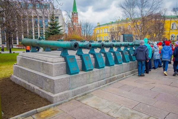 Moskau, russland - 24. April 2018: Menschen gehen in der Nähe alter militärischer Stämme uralter Kanonen. Sammlung vereint alte russische und ausländische Kanonen aus xvi-xix Jahrhunderten, die in Moskau gezeigt werden — Stockfoto