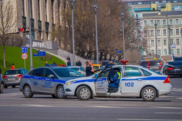 МОСКВА, РОССИЯ - 24 апреля 2018 года: Вид на улицу полицейской машины на Красной площади в солнечный день, в Москве в России — стоковое фото