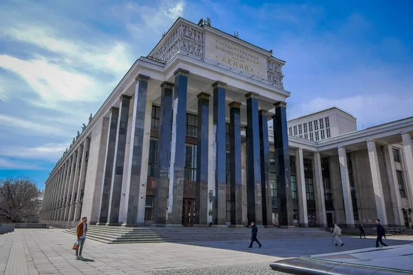 Μόσχα, Ρωσία - Απριλίου 24, 2018: εξωτερική άποψη από τη ρωσική κρατική βιβλιοθήκη. Μνημείο ο συγγραφέας φ. μ. Ντοστογιέφσκι — Φωτογραφία Αρχείου