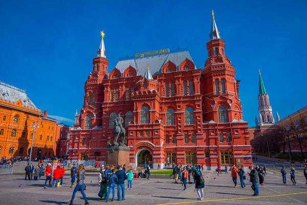 モスクワ、ロシア-2018 年 4 月 24 日: 国立歴史博物館、赤の広場の前で写真を撮る人、それは 1872 年に設立されたロシアの歴史の博物館 — ストック写真