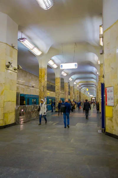 MOSCÚ, RUSIA - 24 DE ABRIL DE 2018: Vista interior de personas borrosas no identificadas caminando para tomar el tren dentro de la estación de tren subterráneo — Foto de Stock