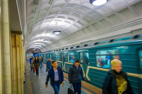 MOSCOW, RUSSIA- huhtikuu, 24, 2018: Hämärtyneet ihmiset kävelevät maanalaisessa junassa lähtee metro Akademicheskaya, Venäjän metroaseman eteisestä, kauneimmista metroasemista — kuvapankkivalokuva