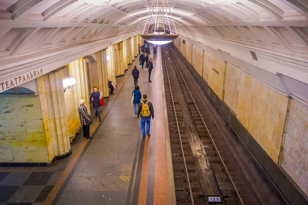 Moskou, Rusland - April, 24, 2018: boven weergave van niet-geïdentificeerde wazig mensen lopen en wachten op de trein binnenkant van ondergrondse treinstation, met lege rails — Stockfoto