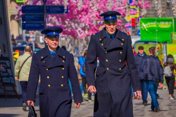 Moskou, Rusland - April, 24, 2018: buiten beeld van twee mannen dragen van uniform en wandelen onder een feestelijke kerst licht op Nikolskaya straten in een zonnige dag — Stockfoto