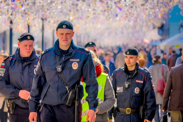 Moskou, Rusland - April, 24, 2018: Outdoor weergave van niet-geïdentificeerde mensen dragen politie uniform om mensen te beschermen en wandel onder een feestelijke Kerstverlichting op Nikolskaya straten — Stockfoto