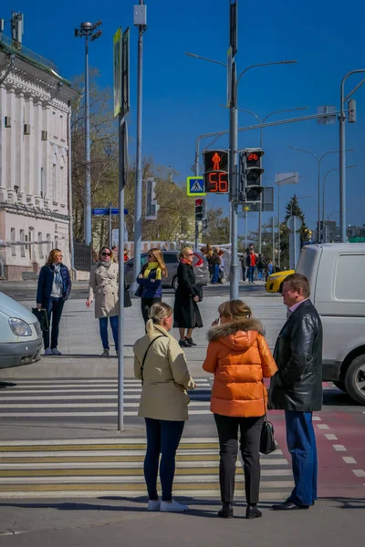 MOSCÚ, RUSIA - 24 DE ABRIL DE 2018: Vista al aire libre de personas no identificadas esperando en el cruce peatonal en un hermoso cielo azul en la Plaza Roja —  Fotos de Stock