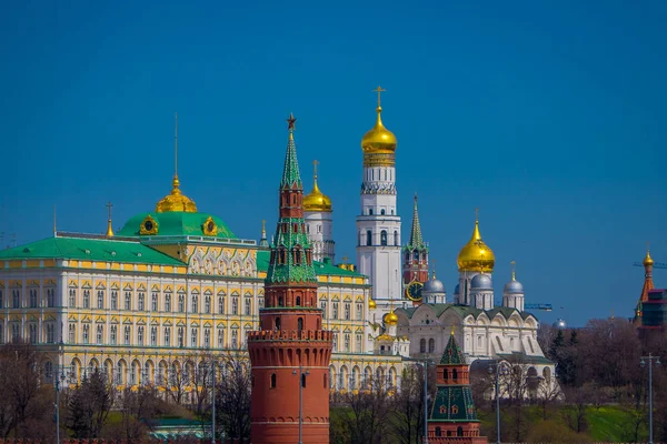 MOSCOW, RÚSSIA- 24 de abril de 2018: Vista ao ar livre da Praça Vermelha com fundo do Kremlin de Moscou e da Catedral de São Basílio no verão — Fotografia de Stock