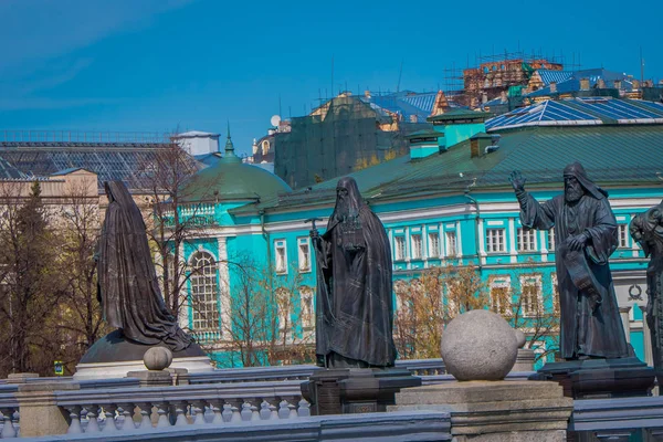 Moskau, russland - 24. april 2018: aussenansicht patriarch hermogenes denkmal im alexandrovsky garten von moskau kremlin — Stockfoto