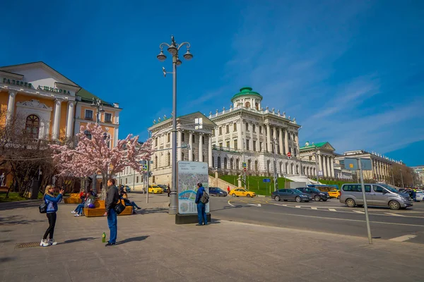 Moskva, Rusko - 24 duben 2018: neznámí lidé fotografování a procházky v ulicích na oslavu Velikonoc zdobí růžový strom — Stock fotografie