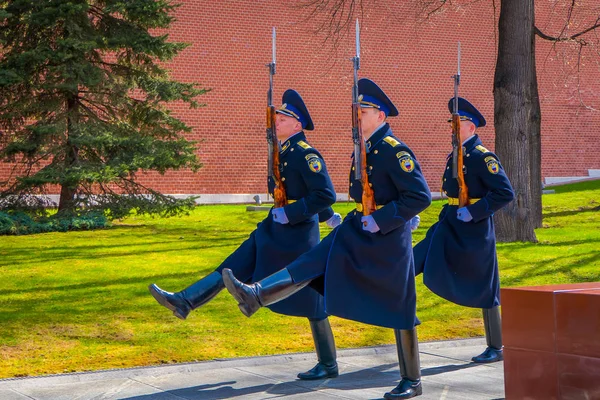 MOSCOW, RÚSSIA- 24 de abril de 2018: Vista ao ar livre da guarda de honra marcha de mudança no túmulo do soldado desconhecido na celebração do Dia dos Defensores Otechestvaon em Moscou — Fotografia de Stock