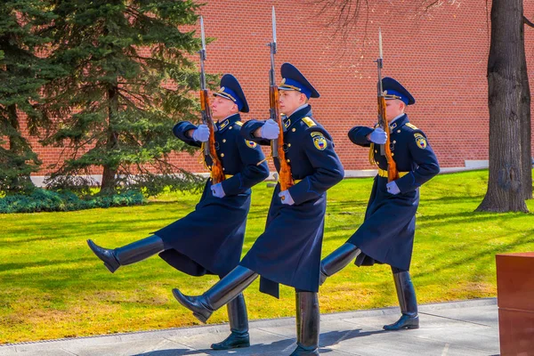 Moskau, russland - 24. April 2018: Außenansicht des Ehrenmarsches der Garde der Veränderung am Grab des unbekannten Soldaten bei der Feier zum Tag der Verteidigung otechestwaon in moskau — Stockfoto