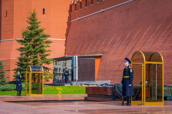 МОСКВА, РОССИЯ - 24 апреля 2018 года: Неизвестный мужчина в смене президентской охраны на могиле неизвестного солдата в Александровском саду возле Кремлевской стены — стоковое фото