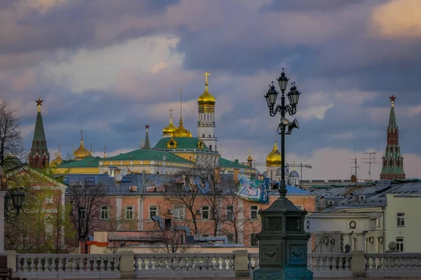 MOSCOW, RUSSIA- APRIL, 24, 2018: Outdoor view of some golden domes of the Christ the savior in the horizont tourist information center located in the streets of dowtown in the city of Moscow — Stock Photo, Image