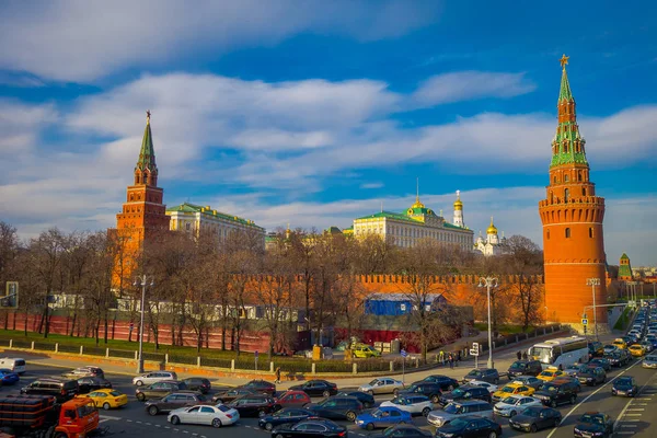 Moskau, Russland - 24. April 2018: Außenansicht des Spasskaja-Turms mit etwas Verkehr auf den Straßen, an einem sonnigen Tag mit Kremlmauer — Stockfoto