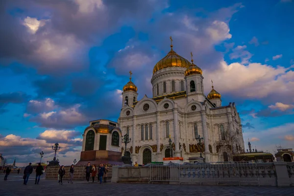 モスクワ, ロシア-2018 年 4 月 24 日: 救世主大聖堂の復活のキリストの教会の近くに歩く人々。それは歴史的建造物とユニークなアレクサンドル 2 世の記念碑です。 — ストック写真