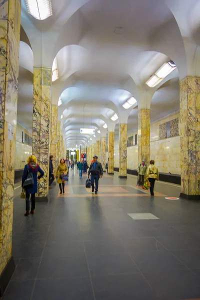 MOSCÚ, RUSIA - 24 DE ABRIL DE 2018: Vista interior de personas borrosas no identificadas caminando para tomar el tren dentro de la estación de tren subterráneo — Foto de Stock