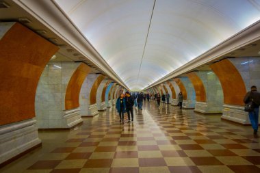 Moskova, Rusya - Nisan, 29, 2018: bulanık Moskova'da güzel dekore edilmiş metro istasyonu içinde yürüyüş insanların kapalı görünüm