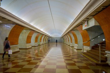 Moskova, Rusya - Nisan, 29, 2018: bulanık Moskova'da güzel dekore edilmiş metro istasyonu içinde yürüyüş insanların kapalı görünüm