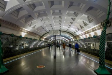 Moskova, Rusya - Nisan, 29, 2018: metro tren kalır içinde Slaviansky Bulvarı istasyonu kimliği belirsiz insanlar