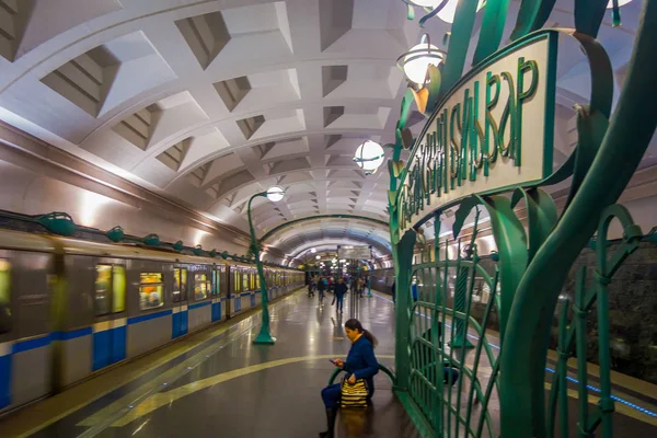 Moskau, russland - 29. April 2018: Menschen in der U-Bahn-Station Slavyansky bulvar in moskau, russland. Der Bahnhof liegt an der Arbatsko-Pokrowskaja-Linie der Moskauer U-Bahn und wurde 2008 eröffnet — Stockfoto