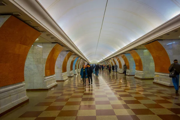 MOSCÚ, RUSIA - 29 DE ABRIL DE 2018: Visión interior borrosa de las personas que caminan dentro de la estación de metro bellamente decorada en Moscú —  Fotos de Stock
