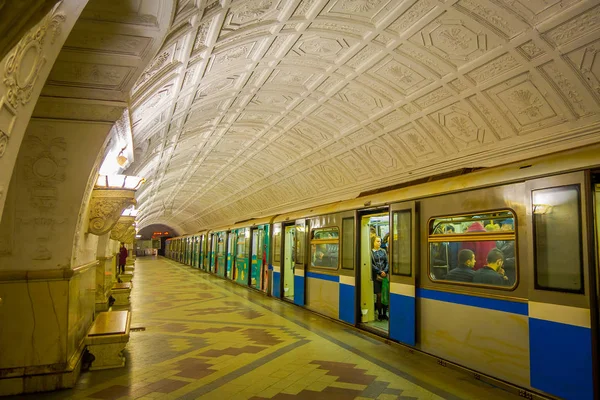 MOSCOW, RÚSSIA- 29 de abril de 2018: Vista turva do trem na estação de metrô de Belorusskaya, em Moscou, Rússia. A estação está na Linha Koltsevaya do Metro de Moscovo e foi inaugurada em 1952. — Fotografia de Stock