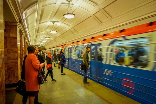 MOSCOW, RÚSSIA- ABRIL, 29, 2018: Pessoas esperando por trem subterrâneo partem do metrô Akademicheskaya, vestíbulo da estação de metrô russa, mais belas estações de metrô — Fotografia de Stock