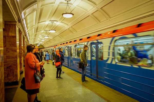 Moskwa, Rosja - 29 kwietnia 2018 r.: osób oczekujących na pociąg metra odbiega od metra Akademicheskaya, rosyjski subway station przedsionka, najbardziej piękne stacje metra — Zdjęcie stockowe