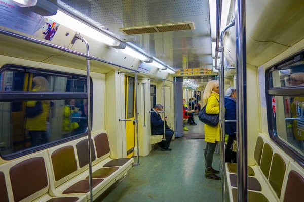 MOSCOU, RUSSIE - 29 AVRIL 2018 : Personnes à l'intérieur du métro, vue en perspective sur l'intérieur spacieux contemporain et sièges confortables du train moderne se déplaçant rapidement à l'intérieur du tunnel de métro urbain — Photo