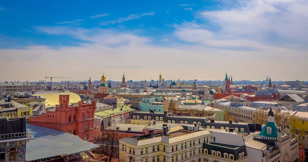 Wunderschöne panoramische Luftaufnahme des internationalen Geschäftszentrums bei schönem sonnigen Tag in der Stadt Moskau, städtische Skyline — Stockfoto