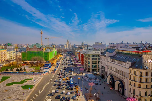 Underbara Flygfoto över Moskva med affärscentra och skyskrapor och Moskva landskampen centrerar av staden på bakgrunden himlen — Stockfoto