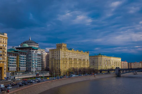 Zewnątrz panoramę Moskwy z rzekę Moskwę w lato, nowoczesne wieżowce miasta Moskwa. Krajobraz i panoramę Moskwy — Zdjęcie stockowe