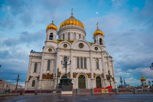 Moskova, Rusya - Nisan, 24, 2018: güzel açık manzarasına, diriliş Mesih İsa Katedrali kilisesine cephe. Bu mimari bir dönüm noktası ve Alexander benzersiz bir anıt 's