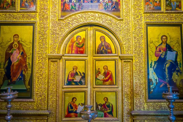 MOSCÚ, RUSIA - 29 DE ABRIL DE 2018: Vista interior de la pared tallada y pinturas de colores en el interior de la Catedral de San Basilio en la Plaza Roja —  Fotos de Stock