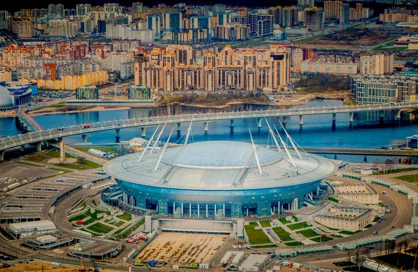 Russland, heiliger petersburg, 29. april 2018: luftaufnahme des teuersten stadions der welt, der fifa-weltmeisterschaft, stadiondach bei sonnigem tag mit stadtlandschaft am horizont — Stockfoto