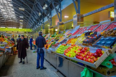 St Petersburg, Rusya, 29 Nisan 2018: yürüyüş ve delicous meyve ve sebze arama kimliği belirsiz kişi durak St Petersburg'da bir Pazar içinde