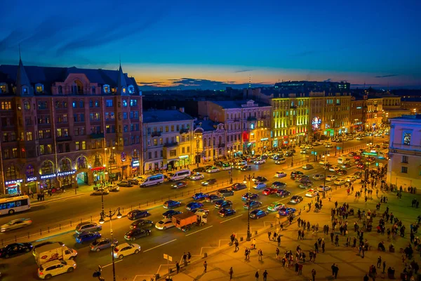 サンクトペテルブルク、ロシア、2018 年 5 月 2 日: セント ・ ピーターズバーグのホリゾントのゴージャスな夕日と街の通りに歩いて正体不明の人々 とネフスキー大通りのビューの上 — ストック写真