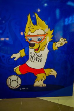 St Petersburg, Rusya, 02 Mayıs 2018: 2018 Dünya Kupası resmi maskotu kapalı görünümünü kurt Zabivaka anlamı küçük golcü ve poster topu tekmeleme