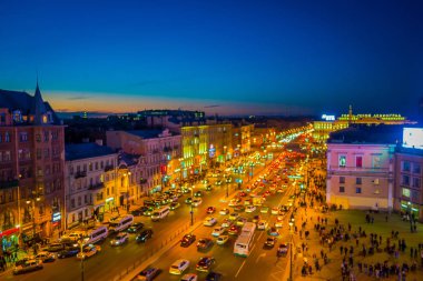 St Petersburg, Rusya, 01 Mayıs 2018: Saint-Petersburg horizont bir muhteşem gün batımı ile Nevsky Caddesi yürüme turist görünümünü yukarıda